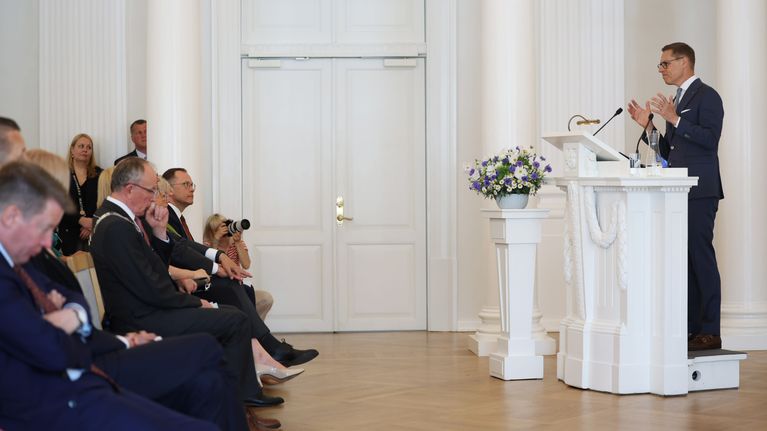 Alexander Stubb puhujanpöntössä yleisön edessä.