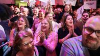 SDP:n kannattajat hurraavat, taputtavat ja heiluttavat SDP:n kannatuskylttejä.
