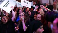 SDP:n edustajat puhkeavat huutamaan ja hurraamaan.