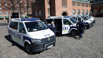 Poliisiautoja rivissä Hakaniemen torilla.