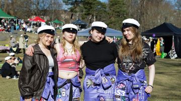 Anna Leppälä, Tuuli Kauhanen, Emilia Alamäki ja Tilla Saarentaus poseeraavat kameralle opiskelijahaalareissa.