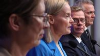 Sari Essayah, Riikka Purra, Petteri Orpo ja Anders Adlercreutz tiedotustilaisuudessa.