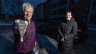 Anna-Kaarina Korhonen (oik.) ja Rebekka Mitrunen kerrostalon parkkipaikalla.