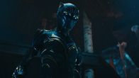 Närbild på den nya Black Panther som står iklädd mask och ser neråt.