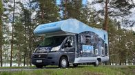 Walkersin asuntoauto, jossa nuorisotyöntekijät ja koulutetut vapaaehtoiset tapaavat nuoria.