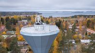 Ilmakuvassa vesitornin yläosa, taustalla ruskainen Kontiolahden kirkonkylä ja Höytiäinen.