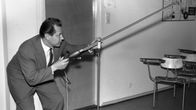 Martti Silvennoinen testaa juorumikrofonia (1960).