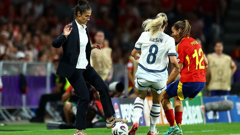 Montserrat Tomé ottaa rajan yli menneen pallon haltuunsa ennen pelaajia.