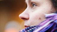 Inka Musta seisoo Helsingin Rautatieaseman edessä. 