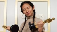Chloé Zhao kahden Oscar-patsaan kanssa.