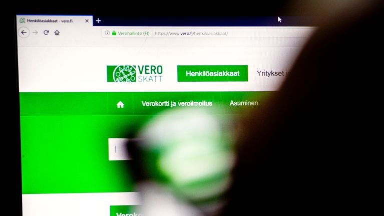 A person looking at the vero.fi website from a computer screen.