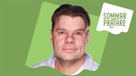 En man med kort mörkt hår med en bena på mitten så att håret bildar två vågbågar åt bägge sidor tittar rakt in i kamerna med ett litet snett småleende på sina läppar. Munnen är stängd. Bakgrunden är grön och i högra hörnet står texten sommarpratare.