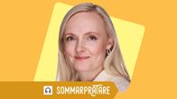 En ljushårig kvinna ler mot kameran. Bakgrunden är gul-orange, och nere till vänster syns en pil med ett par hörlurar och texten "Sommarpratare".