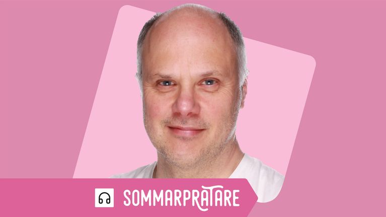 En man med grått hår småler mot kameran. Bakgrunden är rosa, och nedra vänstra hörnet syns en pil med hörlurar och texten "Sommarpratare".