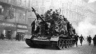 Unkarilaiset ovat nousseet Neuvostoliiton tankin päälle Budapestissä vuonna 1956.