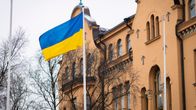 Kuvassa on Ukrainan lippu nostettuna lipputankoon rakennuksen edustalla.