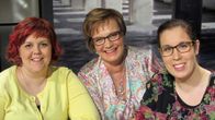 Miia Vehanti (vas.), toimittaja Hilla Blomberg ja Jutta Laino
