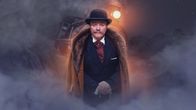 Näyttelijä Mika Nuojua pukeutuneena salapoliisi Hercule Poirot'n rooliasuun.