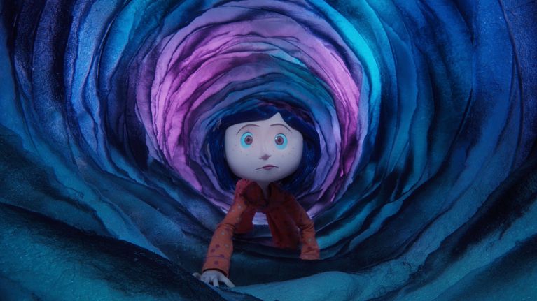 Coraline -hahmo elokuvasta konttaa tunnelissa. 
