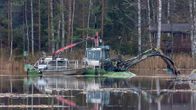 Ruoppausalus puhdistamassa vesistöä Naaranki-järvessä Mikkelin Tikkalassa.