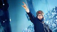 Onni Waris näyttää hevimusiikille tyypillistä käsimerkkiä euroviisukarsinnoissa.