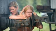 Marjatta Hovi (Maija Junno) ja tyttärensä Ella (Milja Siljamäki) suojautuvat pommilta (2003).