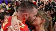 Travis Kelce ja Taylor Swift suutelevat Super Bowlin jälkeen.
