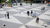 Människor går på Sergels torg.