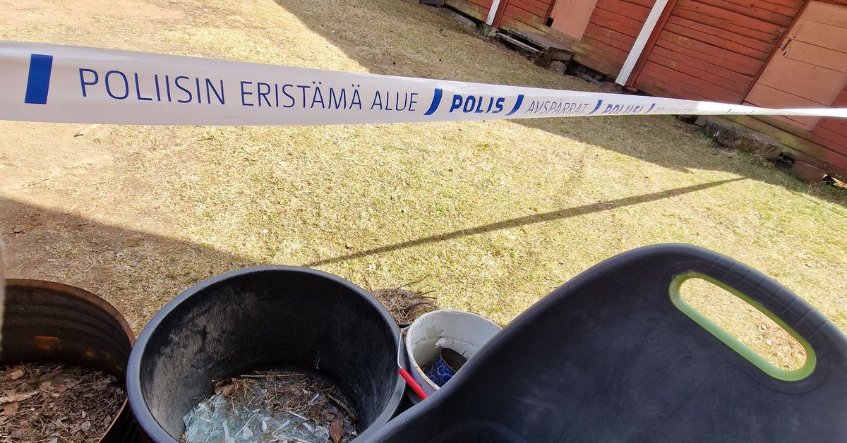 Museoväki konttasi ympäri taloa ja keräsi käsin lasinsiruja – ilkivallantekijät tuhosivat 37 ikkunaruutua perinnetalosta