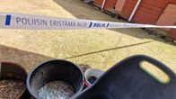 Rikottua ikkunalasia sangoissa Ränkimäen museon pihalla Lapualla.