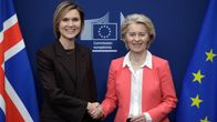 Kristrún Frostadóttir skakar hand med Ursula von der Leyden inför kamerorna.