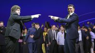 Argentiinan presidentti Javier Milei ja senaattori Flávio Bolsonaro osoittavat toisiaan sormilla.