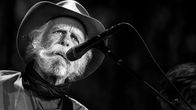Bob Weir laulaa mustavalkoisessa lähikuvassa.