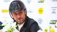 Domien Michiels lehdistötilaisuudessa.