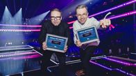 UMK:n entinen showtuottaja Elias Koskimies sekä entisen sometiimin jäsen Lauri Leskinen seisovat UMK-lavalla käsissään UMK-Hall of fame -palkinnot.