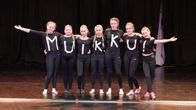 Kaavilaisen Sirkus Muikun nuoria esiintyjiä. Esiintyjien paidoissa olevista kirjaimista muodostuu sana muikku.
