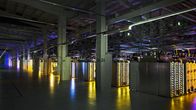 En mörk, stor hall med skåpliknande lådor i stål.