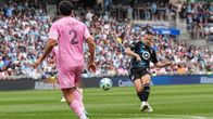 Robin Lod sijoittaa pallon verkkoon ottelussa Inter Miamia vastaan MLS-liigassa toukokuussa 2025.