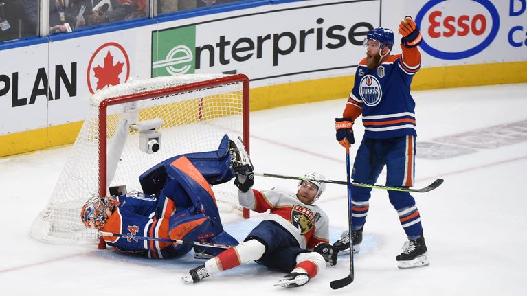 Sam Bennett kaatui Stuart Skinnerin päälle.