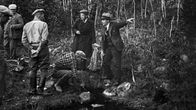 Likfynd vid Tattarmossen i Helsingfors år 1931. Länsman A. Lindholm besöker platsen.