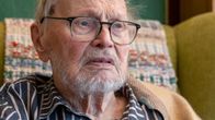 Pekka Raudaskoski istuu nojatuolissaan.