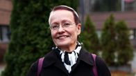 Kirjailija Johanna Sinisalo hymyilee.