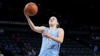 Elina Aarnisalo tekemässä layupia 2025 WBCA Challenge -ottelussa 13. marraskuuta 2025 Las Vegasissa, Nevadassa.