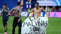 Jalkapalloilija Giovani Lo Celso pitelee kentällä lakanaa, jossa otetaan kantaa Falklandsaarten omistukseen.