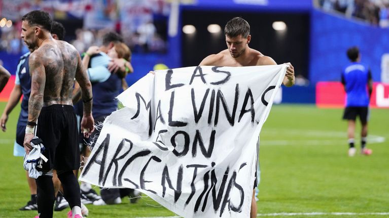 Argentinsk spelare håller banderoll.
