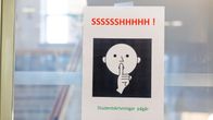 En upphängd lapp där det står att man ska vara tyst för att studentskrivningar pågår.