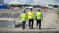 Northvoltin akkutehtaan työntekijöitä akkutehtaan porttien sisäpuolella heinäkuussa 2024.