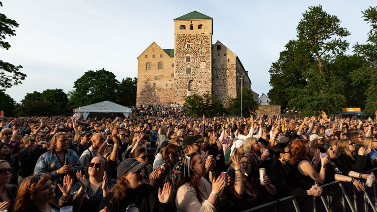 Festarikansaa aurinkoisessa kesäillassa Turun linnan edustalla.