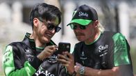 Guanyu Zhou ja Valtteri Bottas hymyilevät ennen Kiinan F1-viikonloppua Shanghaissa.