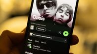 Kännykän näytöllä auki Spotify ja Oasis yhtyeen sivu.